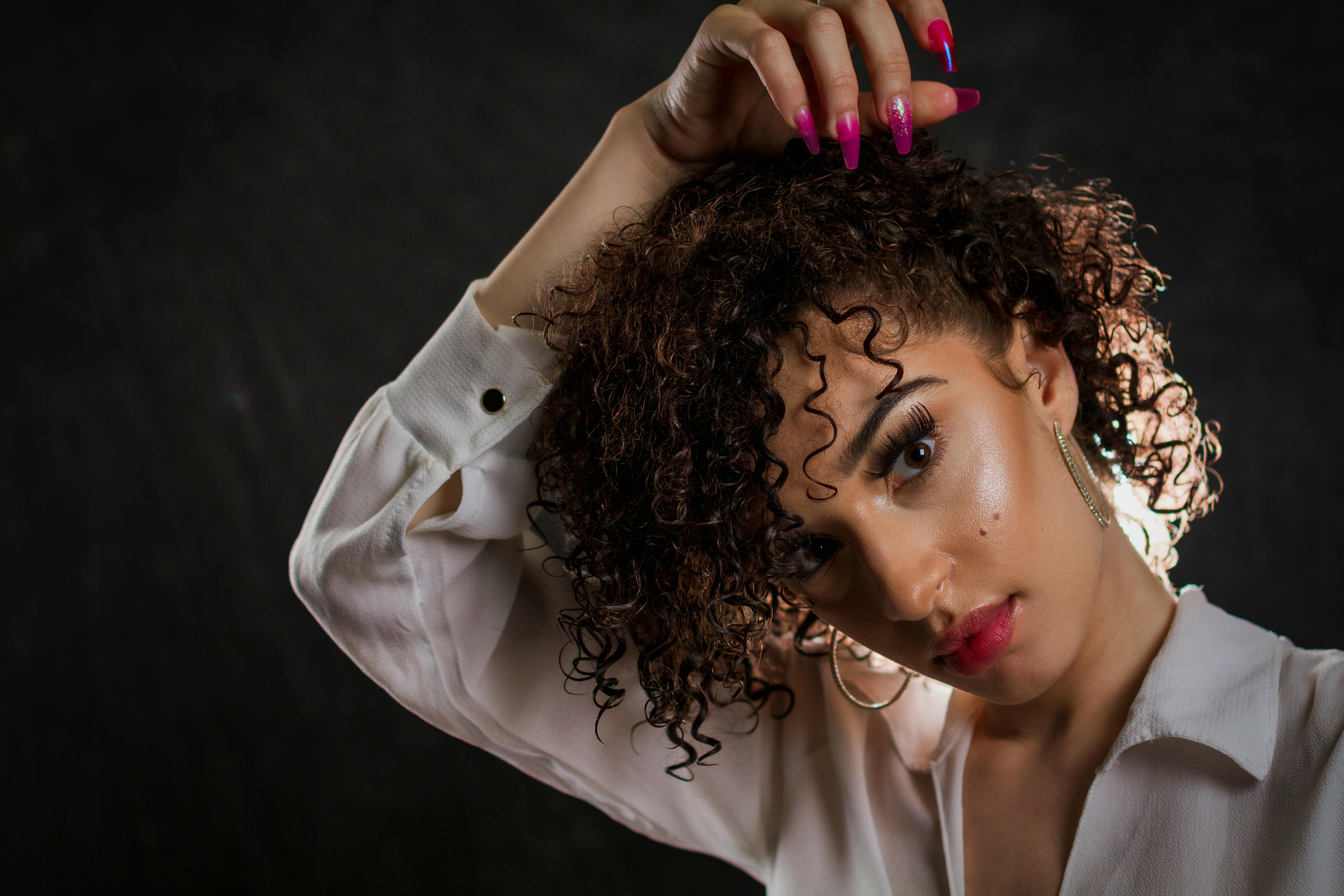 《风暴归航》海报：强风与航行