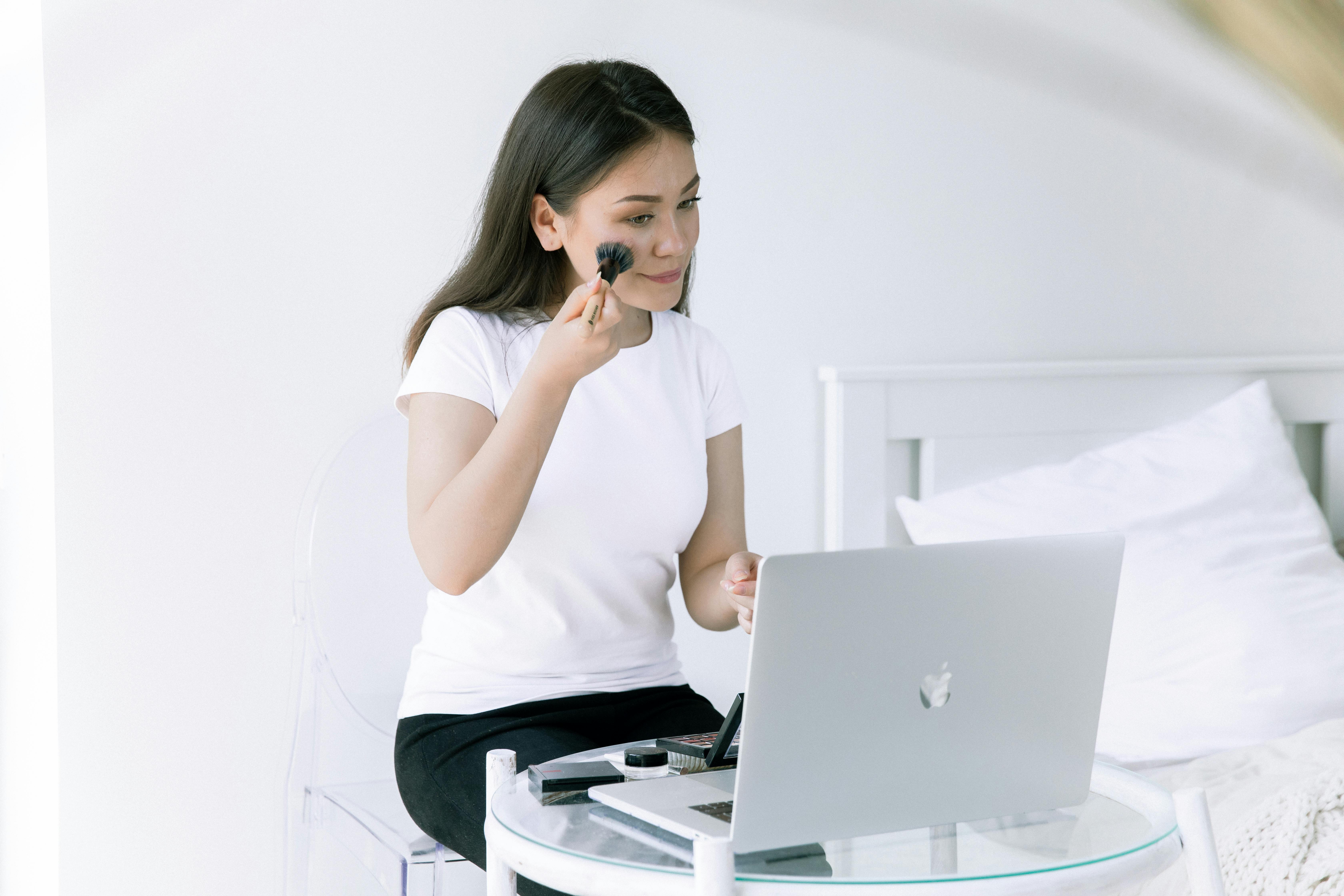 《风雪回声》海报：雪地与回声线条