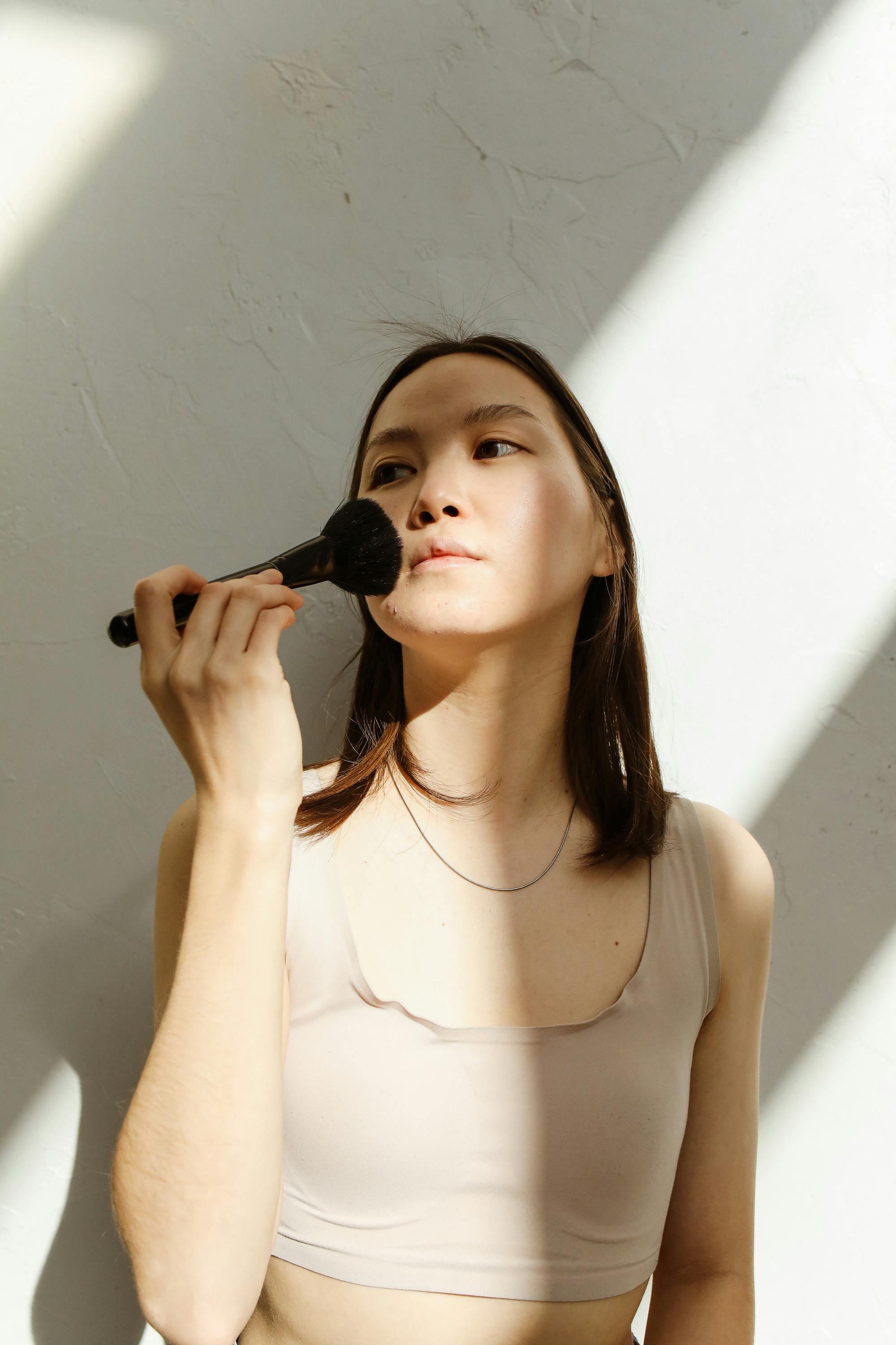 《月影航行》海报：月光与海面线条