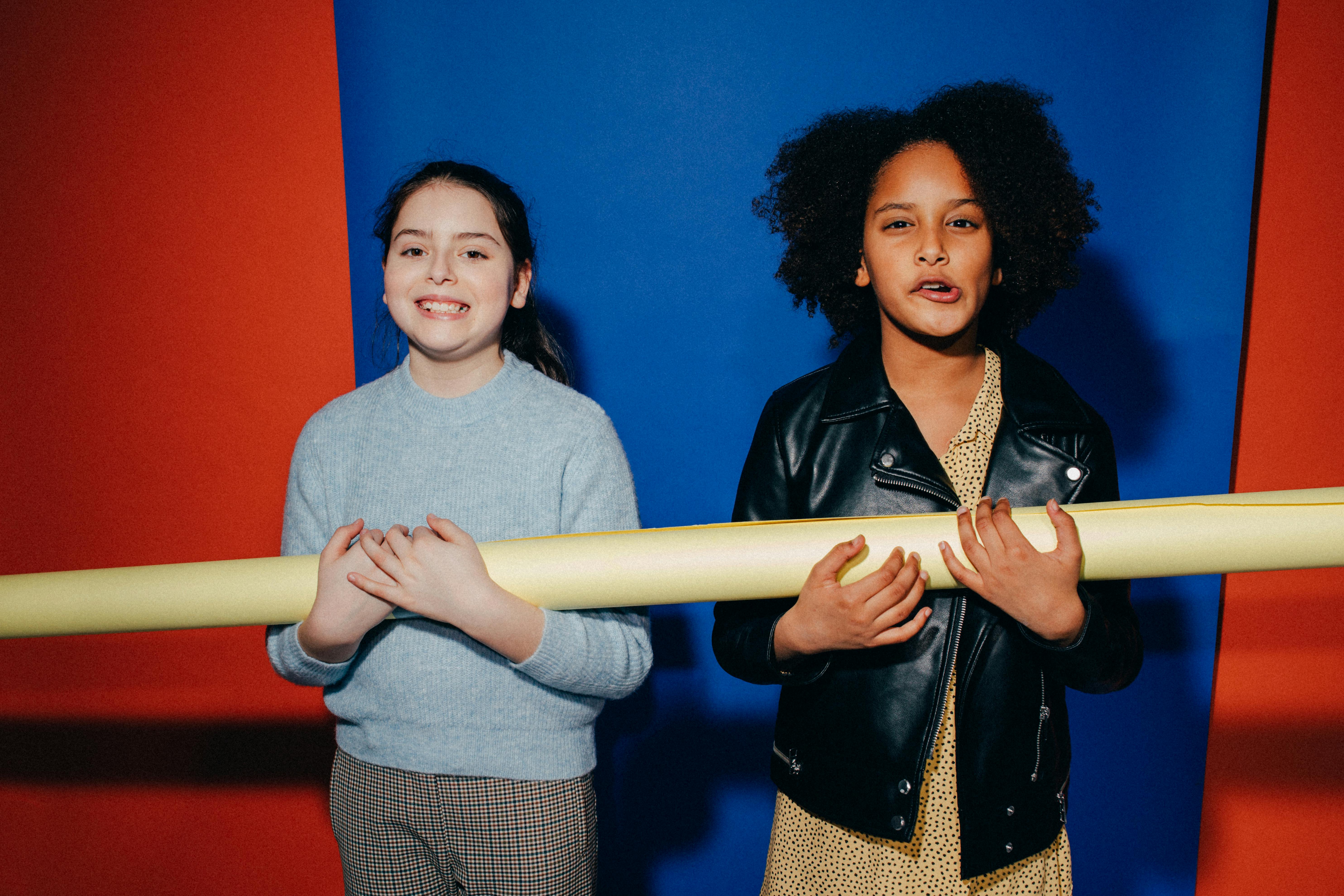 《借你一束光》海报：光束与城市剪影